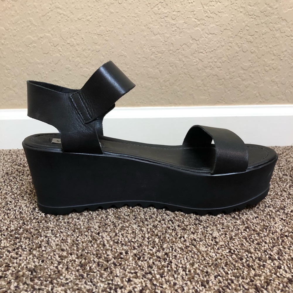 NEVER BEEN WORN Steve Madden Sandals